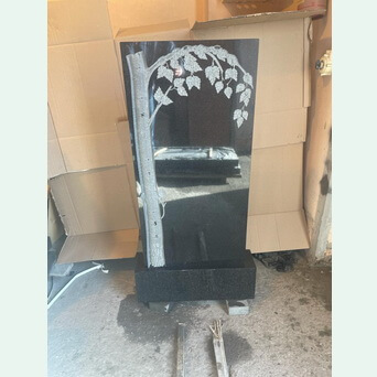 Памятник вертикальный прямоугольный с барельефом березы